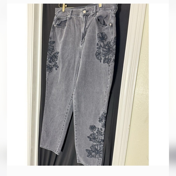 American Eagle Mom Jeans Embroidered Floral Faded black 8 Whimsigoth - Picture 2 of 15